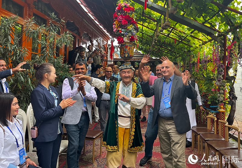 5月24日，外國媒體人在伊寧市喀贊其民俗旅游區(qū)參觀體驗。 人民網記者 翟轉麗攝