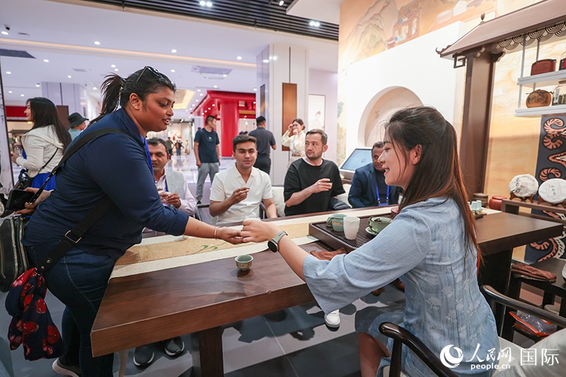 5月25日，外國媒體人在霍爾果斯國際邊境合作中心中國文化館參觀。人民網記者 張武軍攝