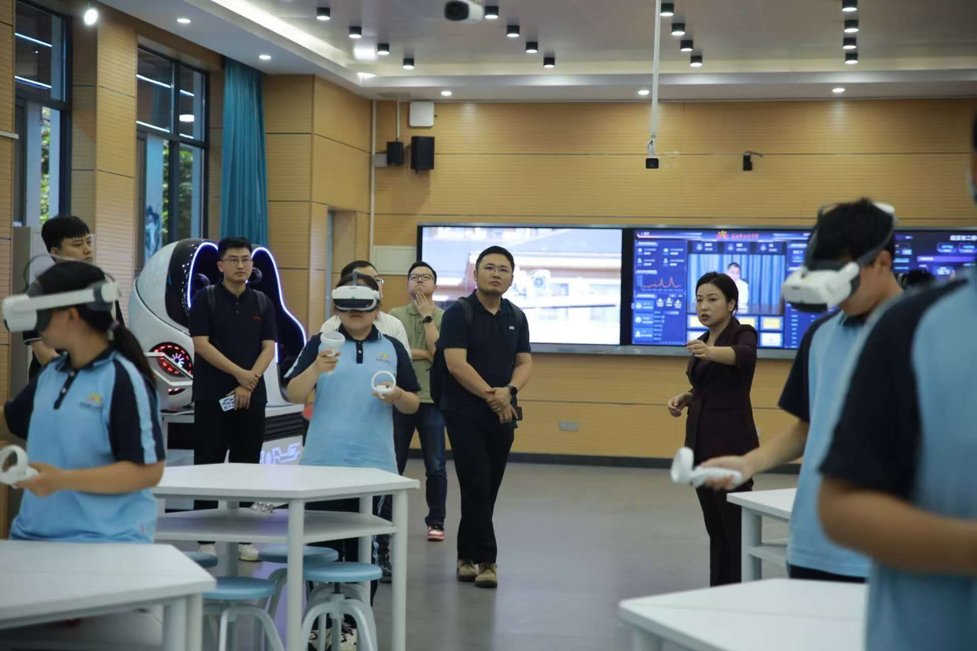 二橋中學學生在應用VR設備學習。主辦方供圖