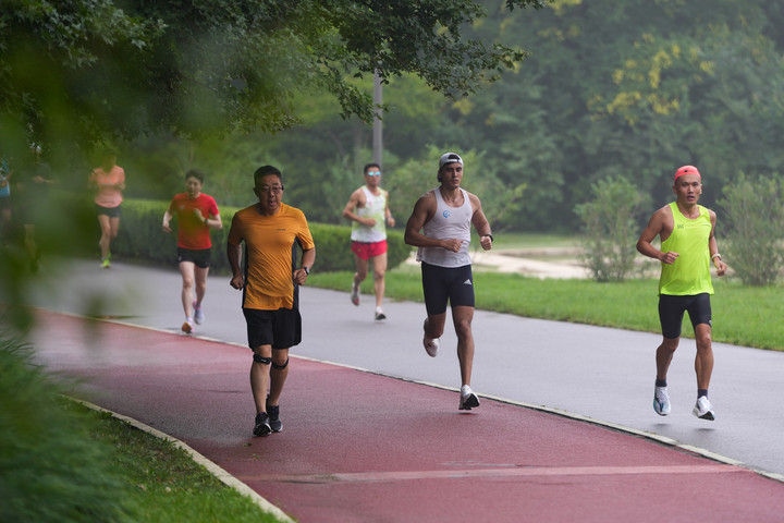 2024年7月14日，市民在北京中軸線延長線上的奧林匹克森林公園運(yùn)動鍛煉。