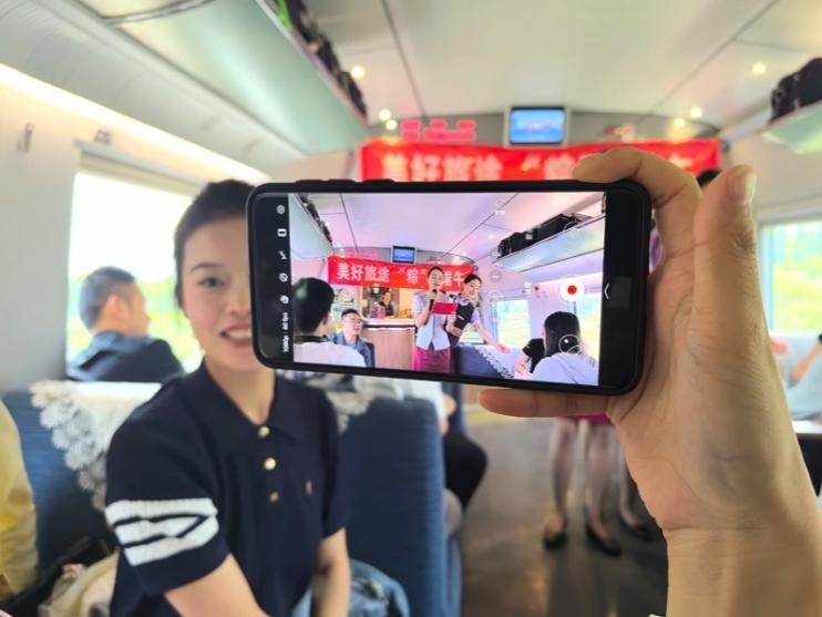 在活動中，旅客紛紛舉起手機拍攝。顏笑攝