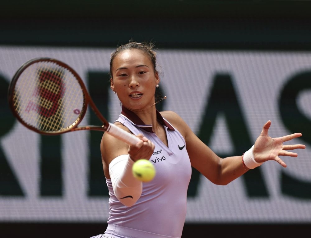 6月1日，鄭欽文在比賽中回球。新華社記者 李京 攝