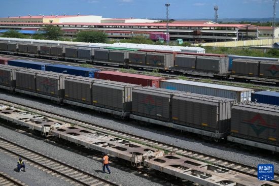 5月31日，在蒙內(nèi)鐵路內(nèi)羅畢站到發(fā)場(chǎng)，鐵路工人在鐵道旁巡檢。新華社記者 楊光 攝