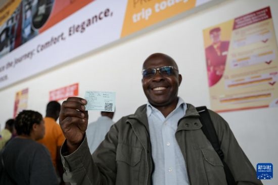 5月31日，在蒙內(nèi)鐵路內(nèi)羅畢站，一名前往蒙巴薩的乘客展示車(chē)票。新華社記者 楊光 攝