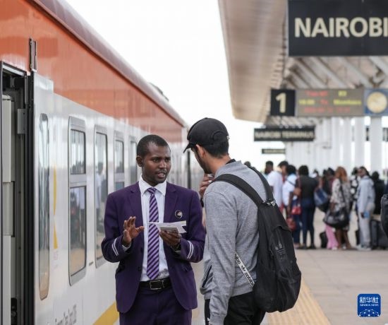 5月31日，在蒙內(nèi)鐵路內(nèi)羅畢站，乘務(wù)員為乘客檢票。新華社記者 李亞輝 攝