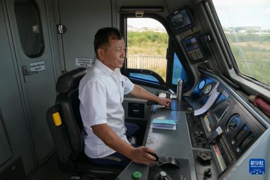 5月31日，在蒙內(nèi)鐵路內(nèi)羅畢站，機(jī)車(chē)駕駛員蔣立平在即將開(kāi)往蒙巴薩的E2次列車(chē)上進(jìn)行準(zhǔn)備工作。新華社記者 楊光 攝