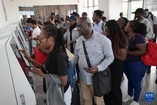 5月31日，在蒙內(nèi)鐵路內(nèi)羅畢站，乘客在自助取票機(jī)前排隊(duì)取票。新華社記者 楊光 攝