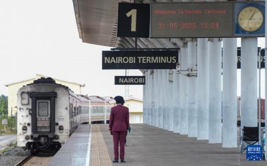 5月31日，在蒙內(nèi)鐵路內(nèi)羅畢站，工作人員目送開(kāi)往蒙巴薩的E2次列車(chē)駛離站臺(tái)。新華社記者 李亞輝 攝