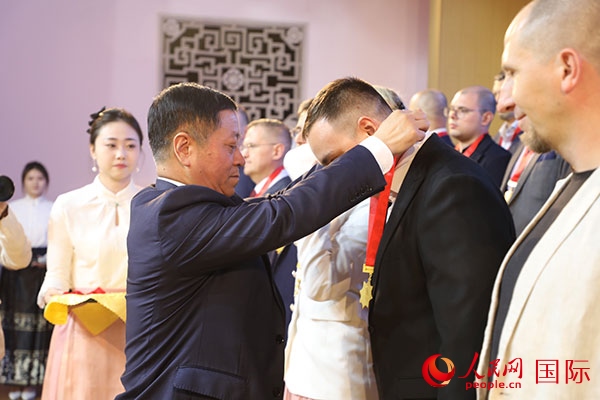 中國(guó)駐俄羅斯大使張漢暉為獲獎(jiǎng)?wù)哳C獎(jiǎng)。人民網(wǎng)記者 肖新新攝