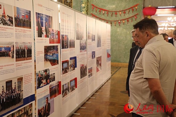 與會(huì)嘉賓參觀中俄科技創(chuàng)新合作圖片展。人民網(wǎng)記者 肖新新攝