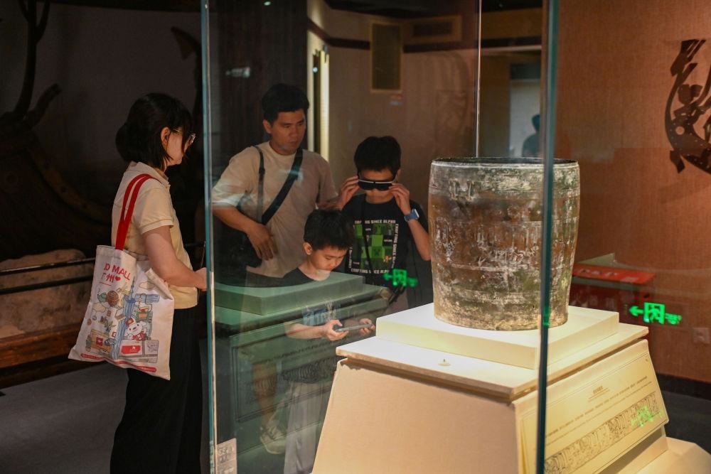 △2025年5月18日，游客在廣東廣州南越王博物院（王墓展區(qū)）體驗AR眼鏡智慧導覽服務。