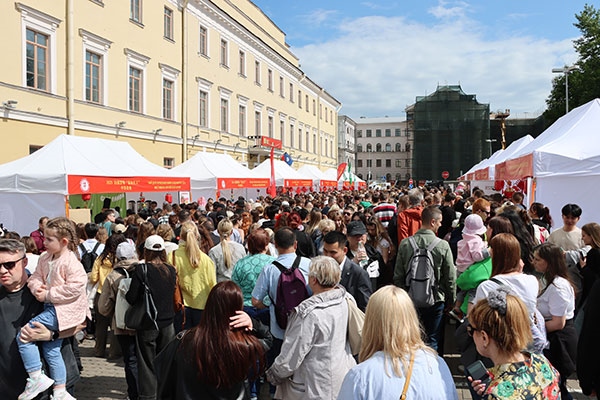 “茶和天下”·雅集活動現(xiàn)場。中國駐白俄羅斯大使館供圖