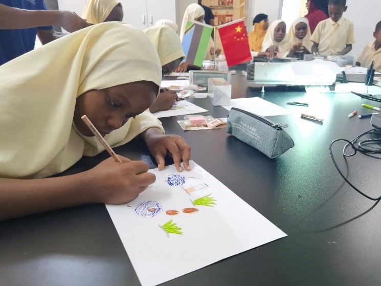 學(xué)生踴躍參與繪畫(huà)活動(dòng)。施亮攝