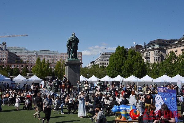 “你好！中國”端午游園會在斯德哥爾摩國王花園廣場舉辦。人民網(wǎng)記者 殷淼攝