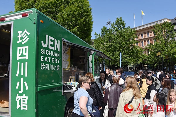 中國美食攤。人民網(wǎng)記者 殷淼攝