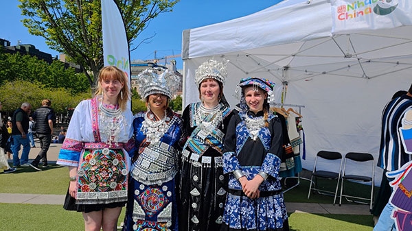 體驗苗族傳統(tǒng)服飾。人民網(wǎng)記者 殷淼