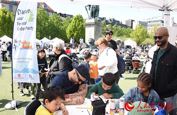 體驗熊貓彩繪活動。人民網(wǎng)記者 殷淼攝