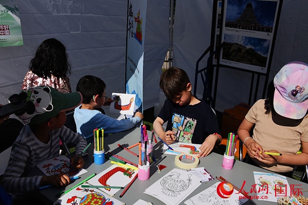 端午文化體驗—龍舟圖片填色。人民網(wǎng)記者 殷淼攝