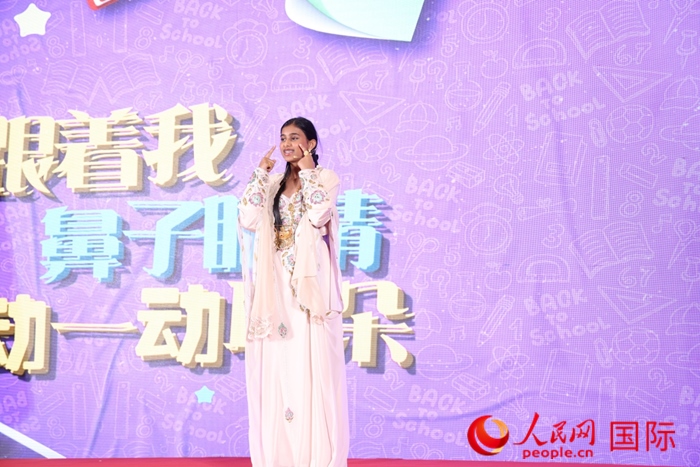 演唱中文歌曲。人民網(wǎng)記者任皓宇攝