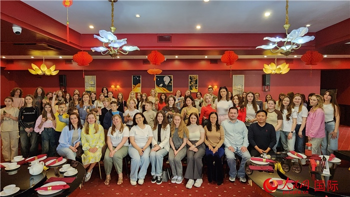 “慶端午學(xué)中文”活動(dòng)全體合照。人民網(wǎng)記者蔡子暢攝