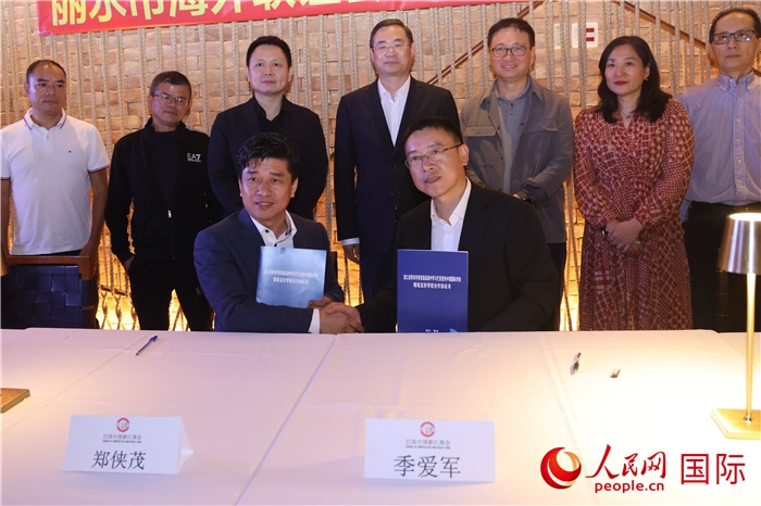 浙江省青田華僑實驗高級中學(xué)與巴西里約中國國際學(xué)校在座談會上締結(jié)為友好學(xué)校，青田縣人民政府僑務(wù)辦公室主任季愛軍和擔(dān)任巴西里約中國國際學(xué)校董事長的鄭俠茂作為代表簽署協(xié)議。 人民網(wǎng)記者 時元皓攝