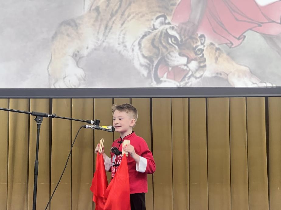 一航表演快板《武松打虎》。布加勒斯特大學(xué)孔子學(xué)院供圖