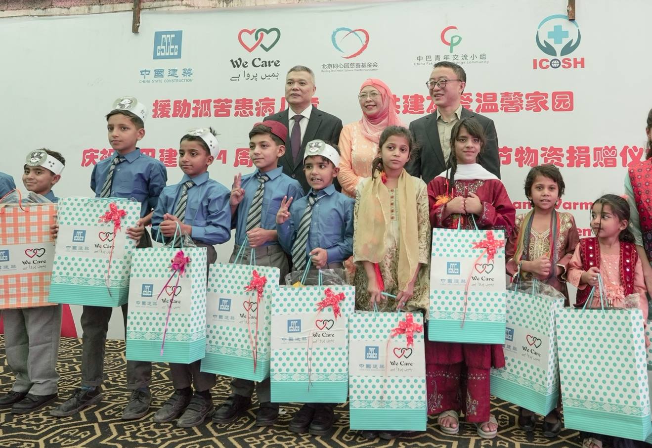 受捐孤兒在儀式上合影留念。瓦加斯·阿赫邁德攝