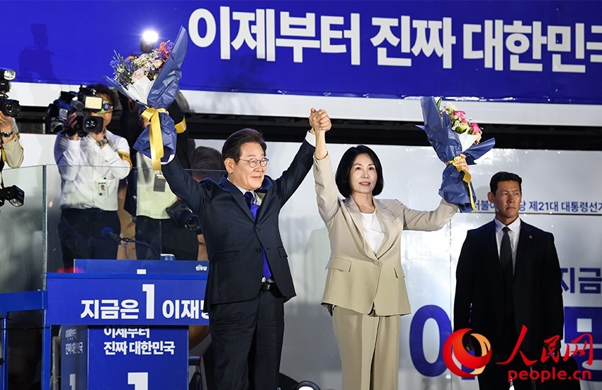 6月4日凌晨，確定當(dāng)選韓國總統(tǒng)的李在明舉手向歡呼的支持者們致意。 人民網(wǎng) 康炯彬攝