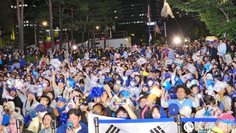 當(dāng)?shù)貢r(shí)間4日凌晨，李在明支持者們聚集在國(guó)會(huì)前等待計(jì)票結(jié)果。人民網(wǎng) 柳美鉉攝
