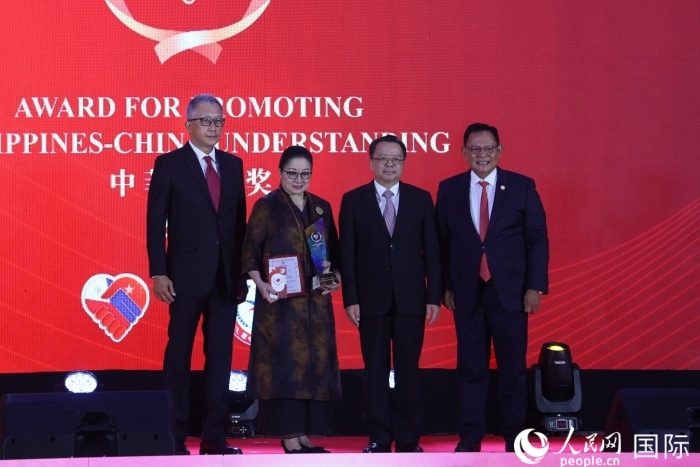 菲律賓前參議員許爾琦榮獲“終身成就獎(jiǎng)”。人民網(wǎng)記者 樊帆攝