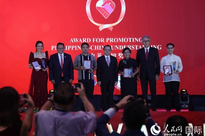 黃溪連大使和菲中了解協(xié)會(huì)主席與榮獲“友誼獎(jiǎng)”的獲獎(jiǎng)?wù)吆嫌傲裟?。人民網(wǎng)記者 樊帆攝