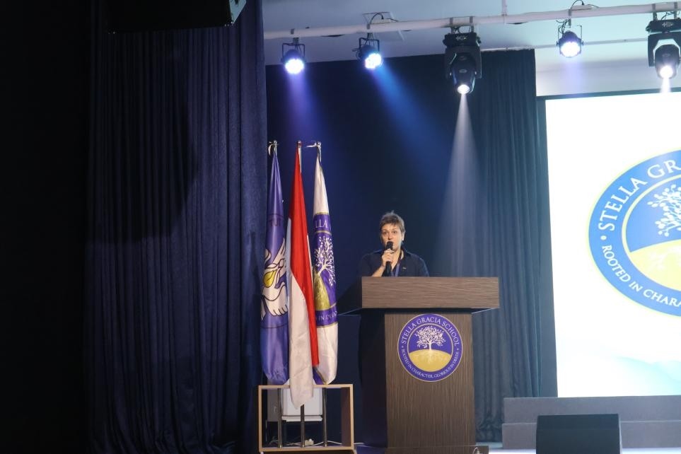 伊莉娜致辭。哈山努丁大學(xué)孔子學(xué)院供圖