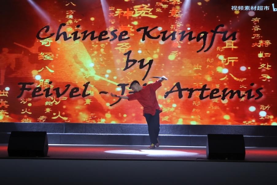 恩星學(xué)校中學(xué)部學(xué)生表演武術(shù)。哈山努丁大學(xué)孔子學(xué)院供圖