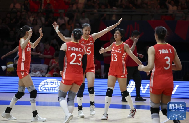 中國隊球員在賽后慶祝勝利。新華社記者 韓巖 攝