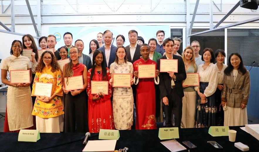 圖1：中國(guó)駐法使館公使陳力、教育公參周家貴與比賽師生、評(píng)委合影（圖片：巴黎西岱大學(xué)孔子學(xué)院）